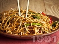 Рецепта Нудъли със зеленчуци (броколи и чушки) по китайски със соев сос